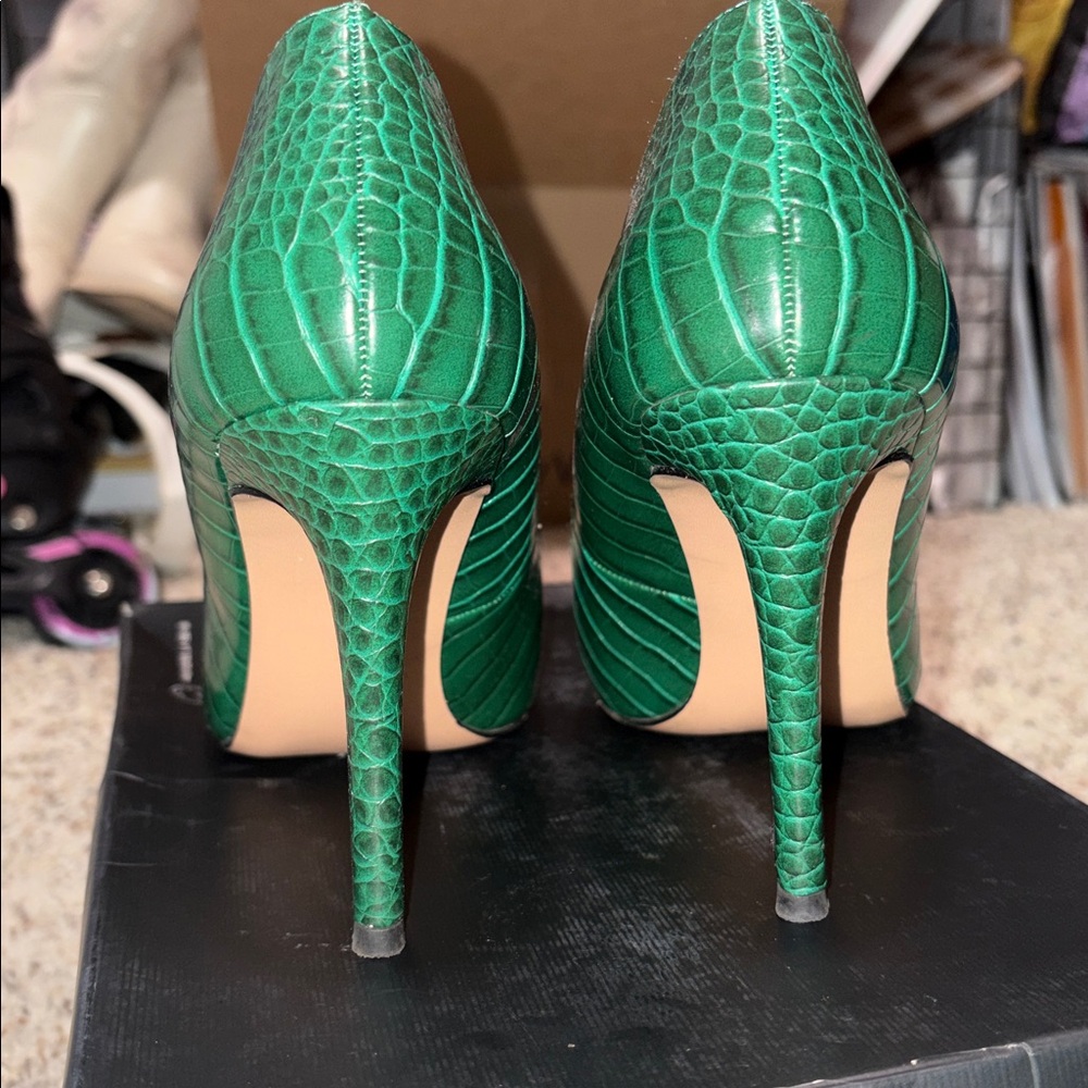 Michael Shannon Emerald Green Croc-Embossed Stiletto Pumps - Picture 6 of 8